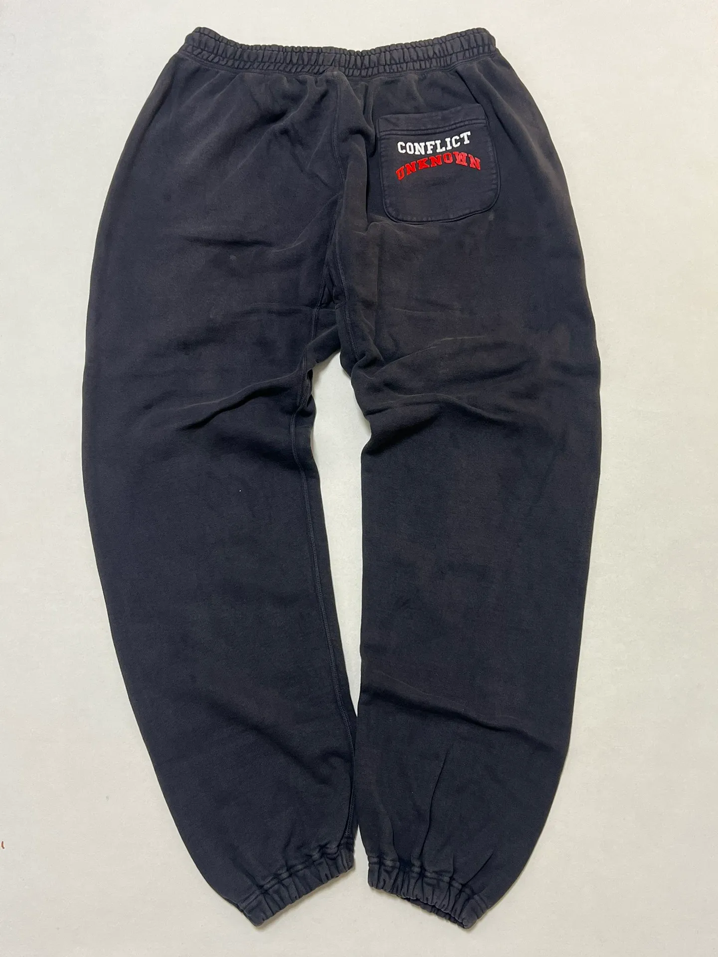 SAINT Mxxxxxx x DENIM TEARS STRUGGLE SWTPNTS/BLK DT co-branded boxing retro distressed sweatpants, washed black S-XL Assute dyeing, whole piece sprayed with horse fade, authentic grade crack printing, mold customization co-branded main mark/washed mark, factory four-needle six-thread workmanship, no bone seams, more comfortable to wear